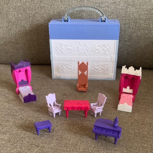 Disney Frozen 2 Pop Up Adventures Castle Playset with Furniture - Picture 11 of 11